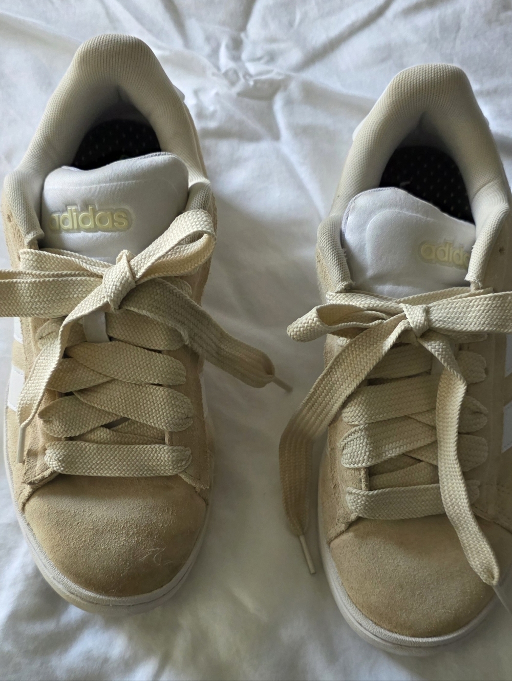 Woman cream-colored adidas Campus sneakers with white Stripes Size 8 Like New
